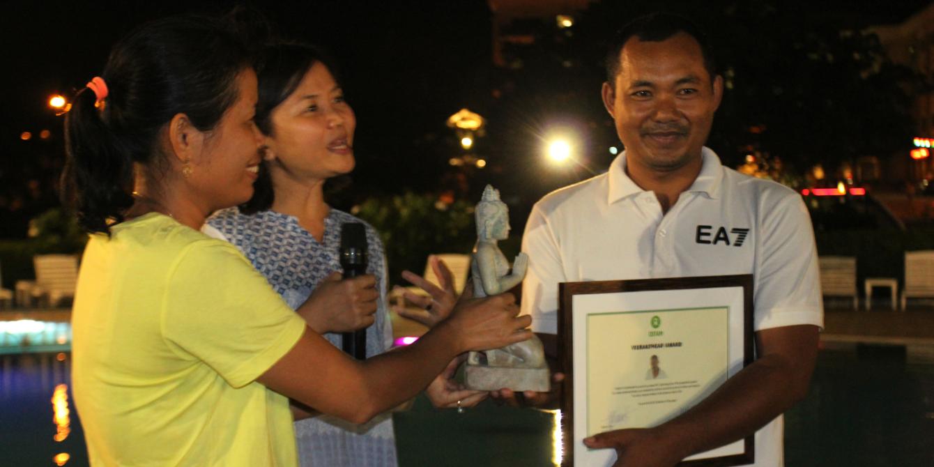 Oxfam presents Veerakpheap Award to Samnang Hour Oxfam presents Veerakpheap Award to Samnang Hour